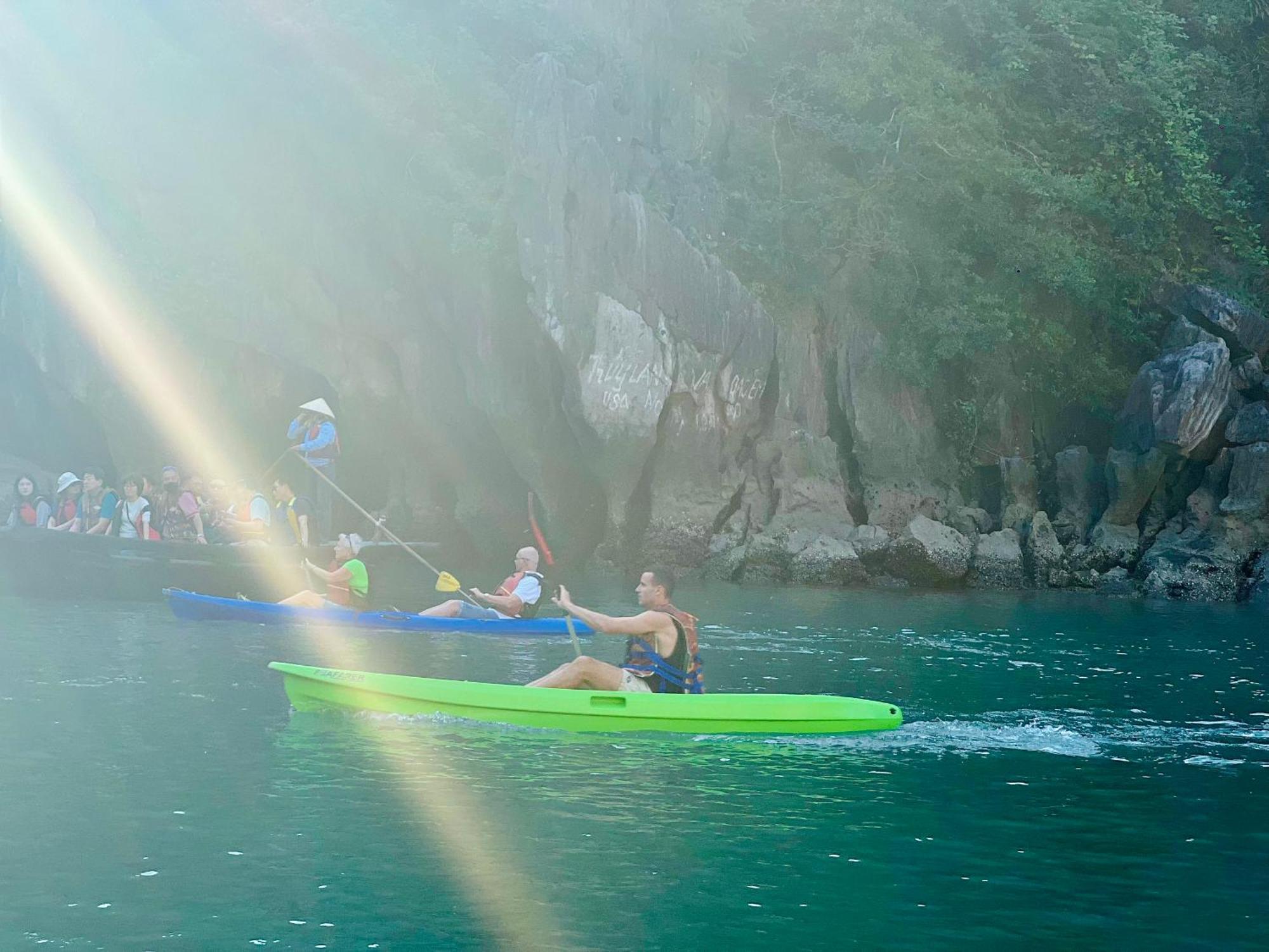 Hotel Dragon Crown Legend Cruise Ha Long Exterior foto