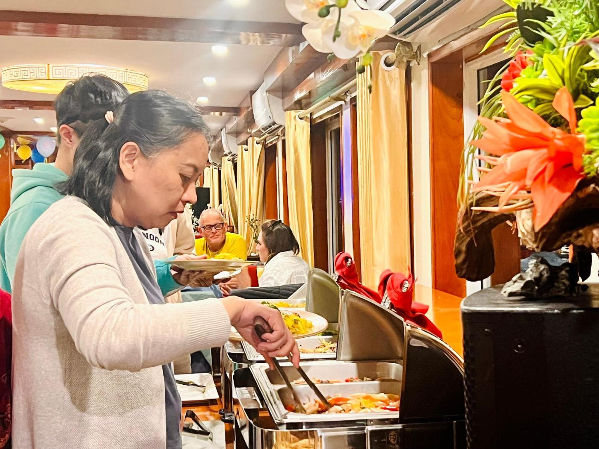 Hotel Dragon Crown Legend Cruise Ha Long Exterior foto