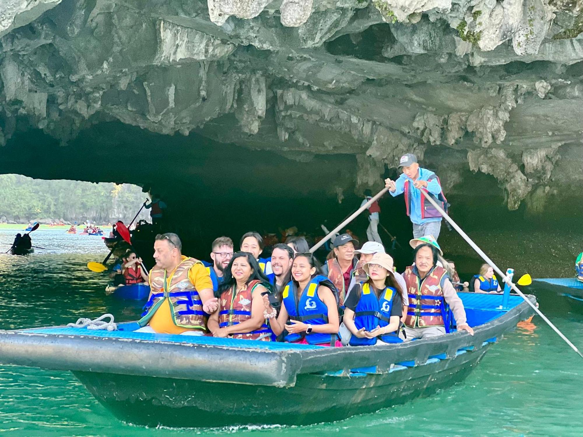 Hotel Dragon Crown Legend Cruise Ha Long Exterior foto