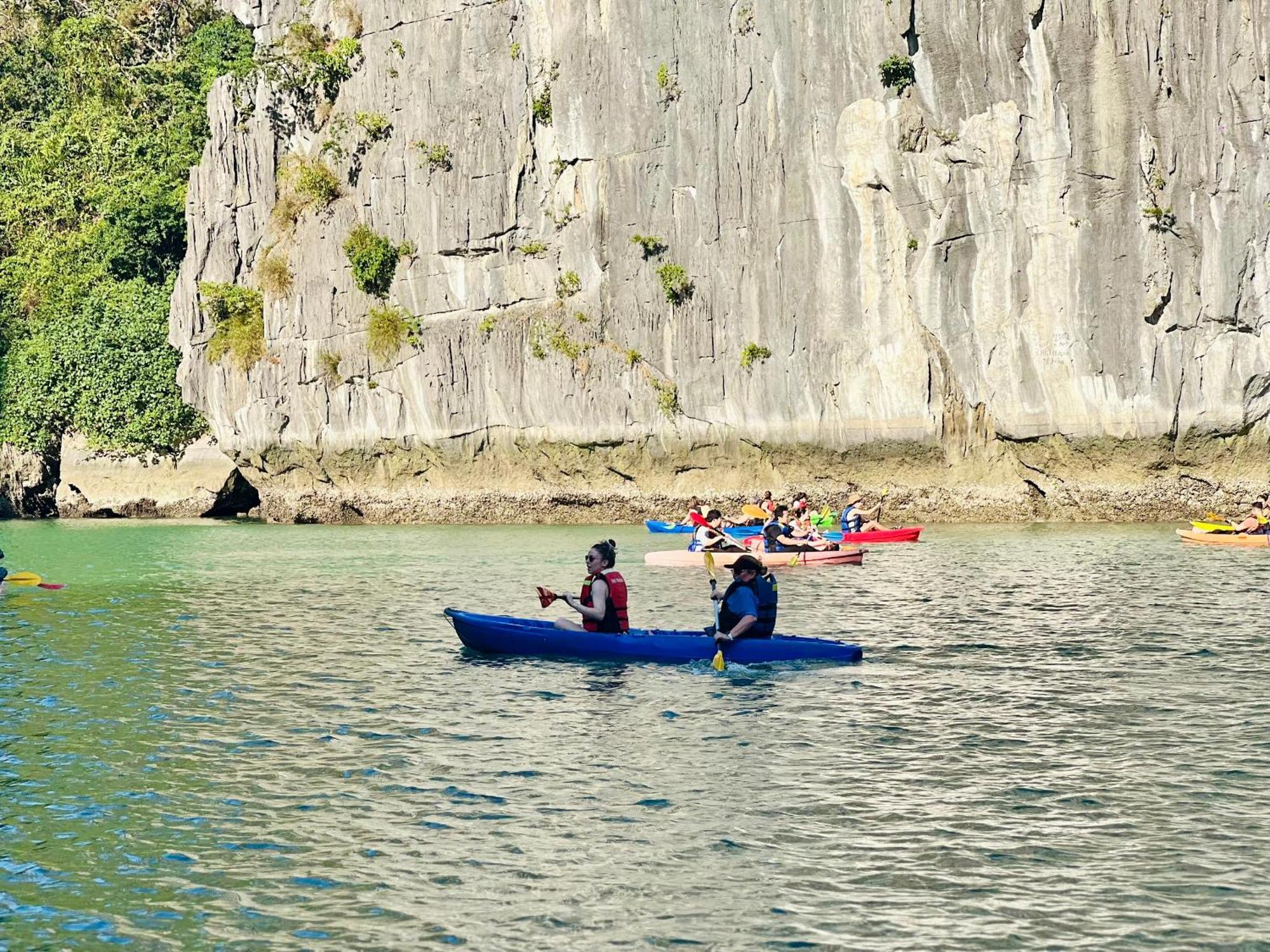 Hotel Dragon Crown Legend Cruise Ha Long Exterior foto