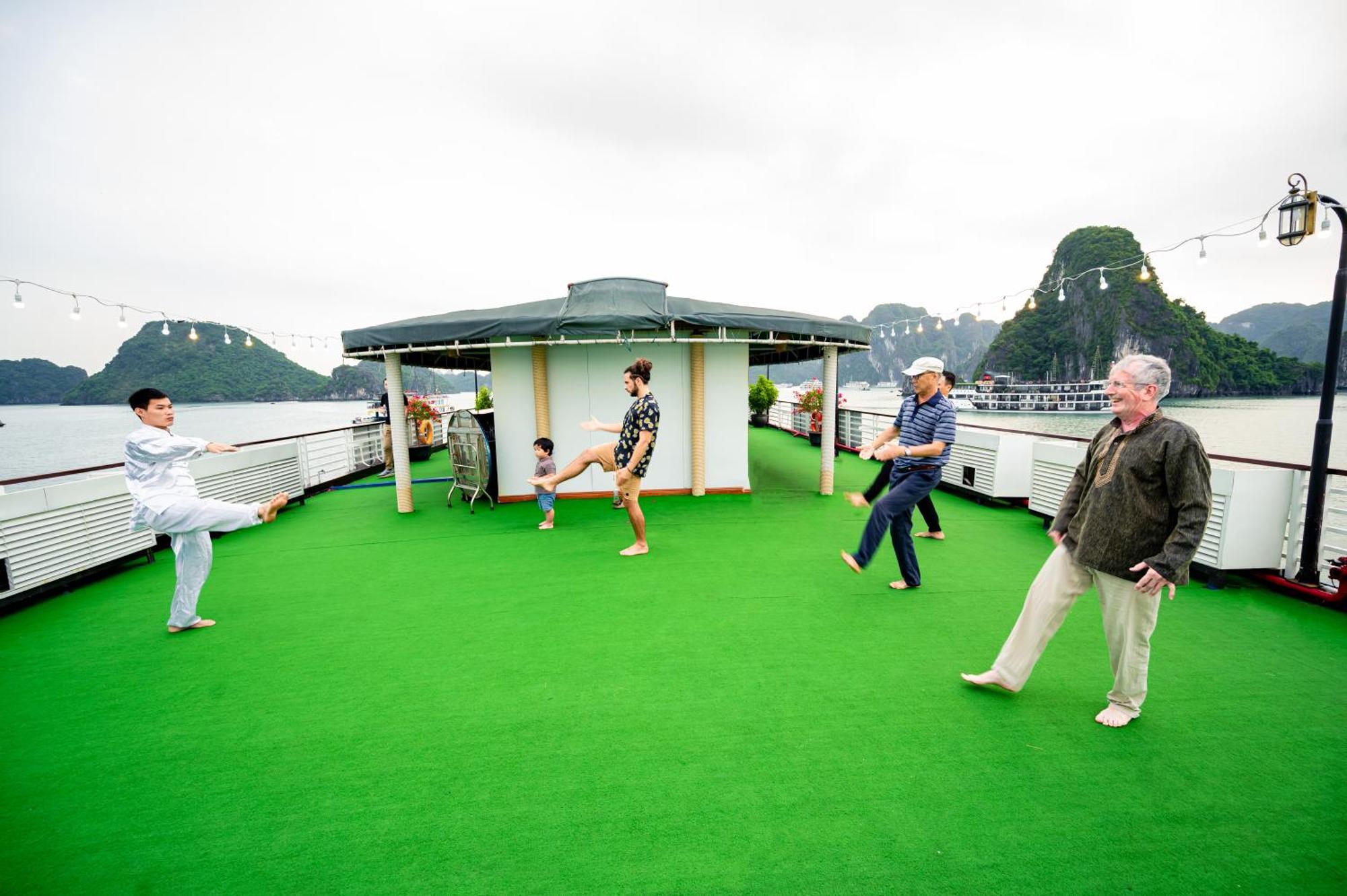 Hotel Dragon Crown Legend Cruise Ha Long Exterior foto