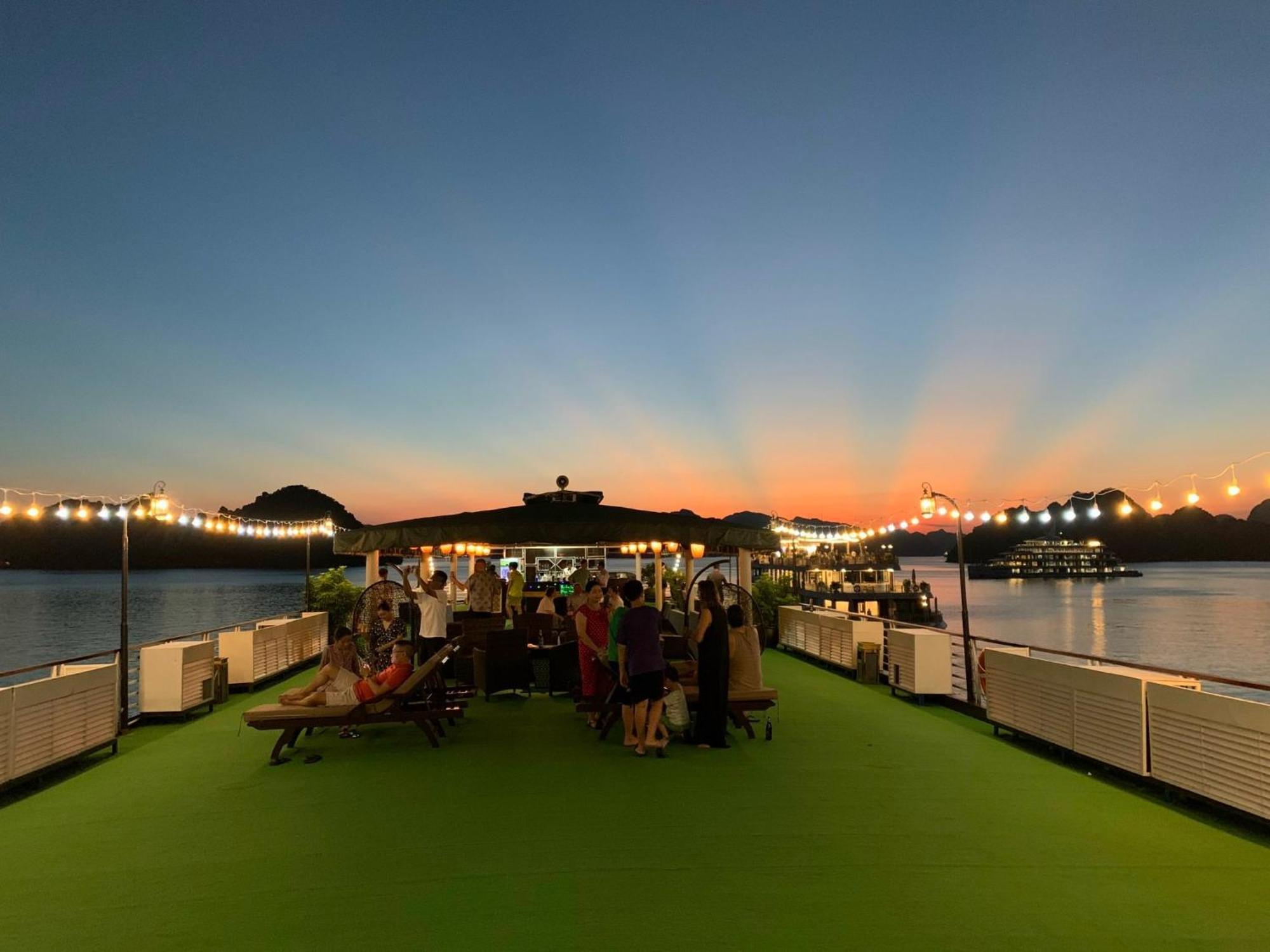Hotel Dragon Crown Legend Cruise Ha Long Exterior foto