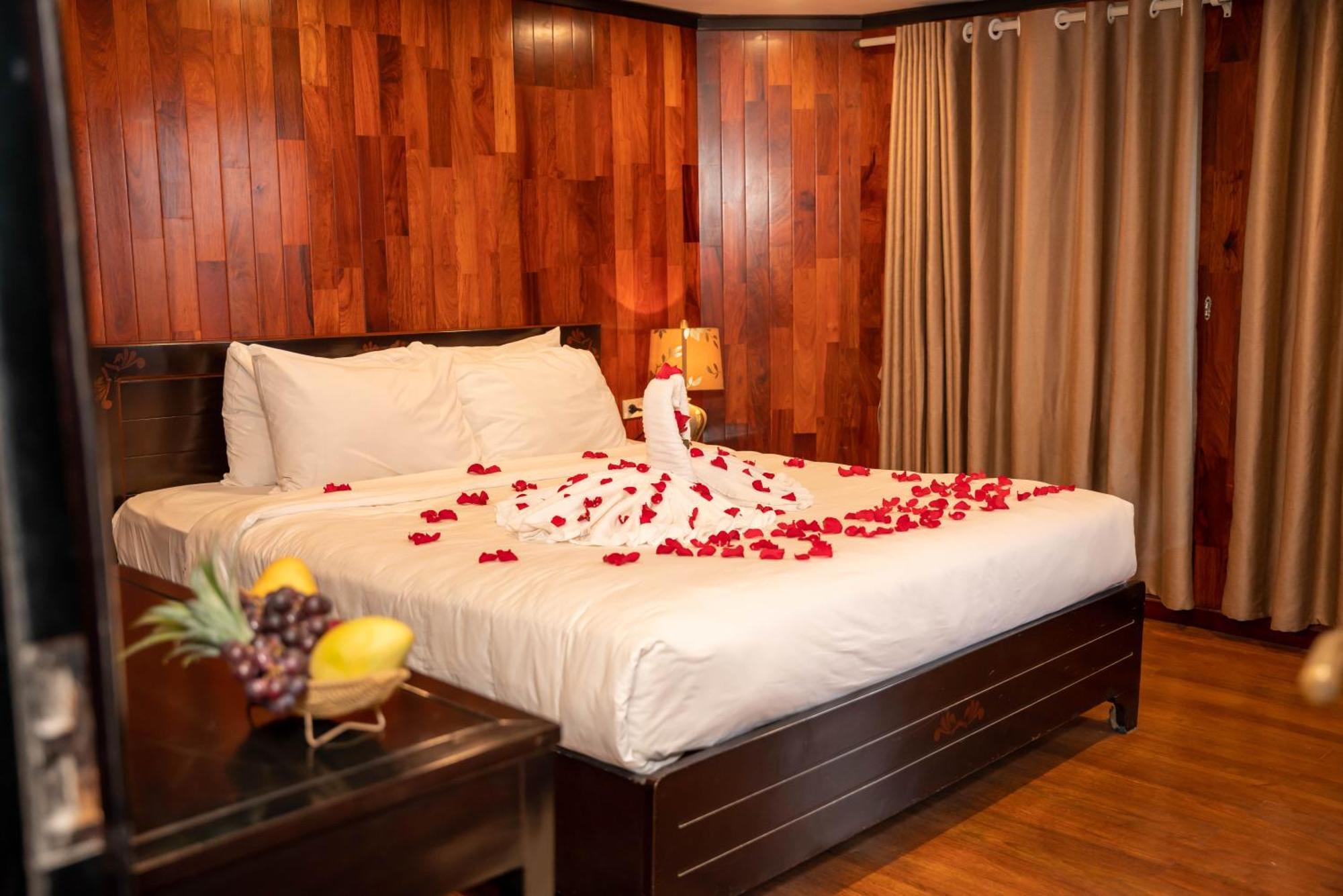 Hotel Dragon Crown Legend Cruise Ha Long Exterior foto