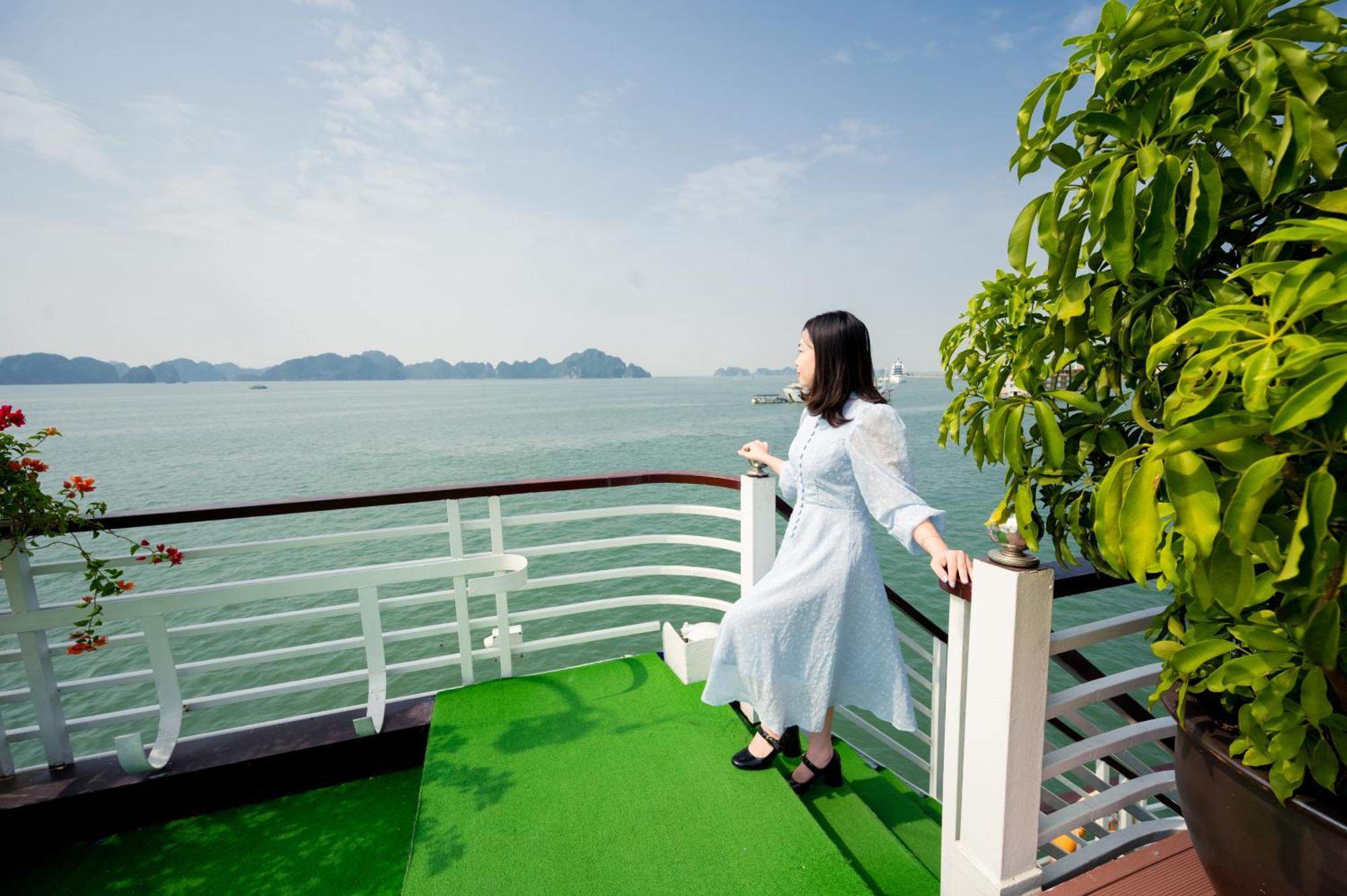 Hotel Dragon Crown Legend Cruise Ha Long Exterior foto